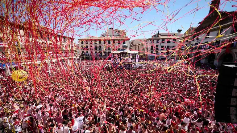 Lanzamiento del cohete que da inicio a las fiestas de Santa Ana 2024 en Tudela a cargo de Ángel Álvaro, enfermo de ELA. PABLO LASAOSA