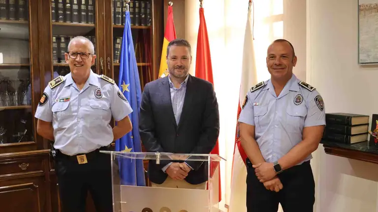 El ex jefe de la Policía Local de Tudela, Juan Cruz Ruiz, el alcalde de la capital ribera, Alejandro Toquero, y el nuevo jefe de la Policía Local, Ricardo Casamián. AYUNTAMIENTO DE TUDELA