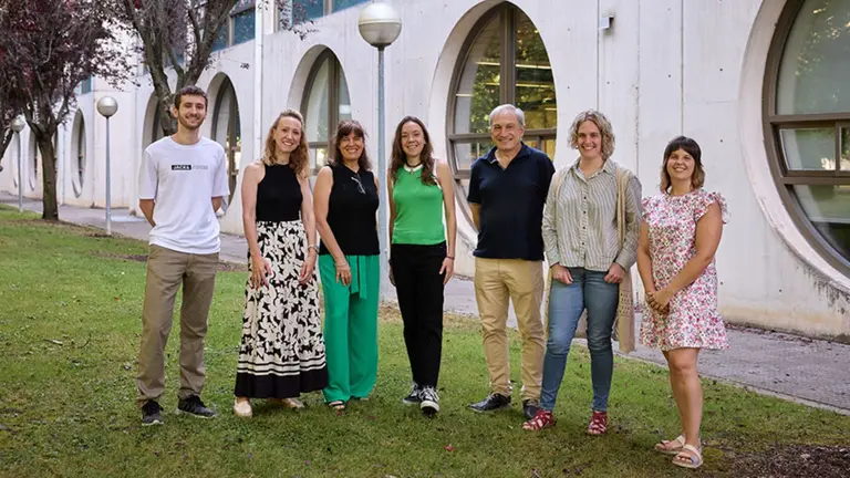 De izq. a dcha.: Iker Urdaniz, Olaia Urrutia, Beatriz Soret, Lucía Jiménez-Montenegro, Josean Mendizabal, Miren Sagarzazu e Irache Echeverría, en el campus de la UPNA. CEDIDA