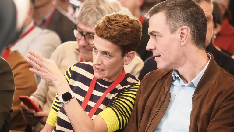 El secretario general del PSOE y presidente del Gobierno de Espa&ntilde;a, Pedro S&aacute;nchez, y la secretaria general del PSN y presidenta del Gobierno de Navarra, Mar&iacute;a Chivite, durante el 13&ordm; Congreso del PSN, en el Palacio de Congresos Baluarte, a 22 de marzo de 2025. Eduardo Sanz / Europa Press