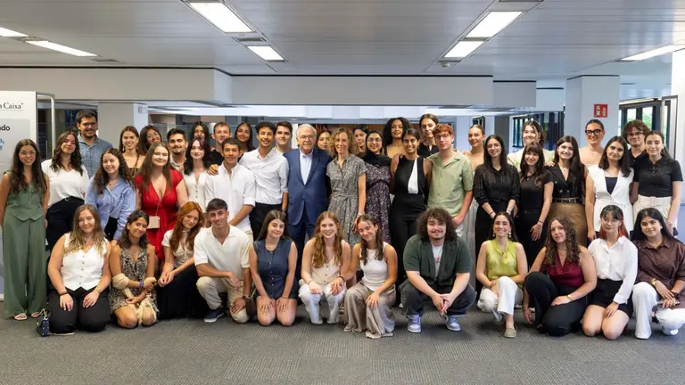 El presidente de la Fundación _la Caixa_, Isidro Fainé, se ha reunido con los becados de grado de la convocatoria de 2023. Fundación la Caixa