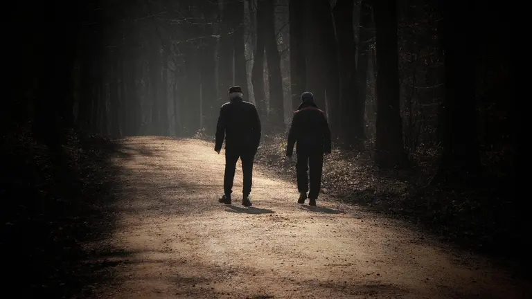 Dos personas mayores caminan en una imagen de archivo.
