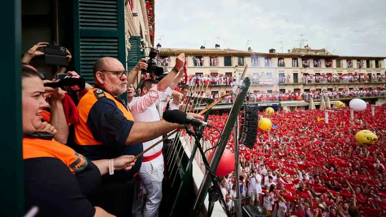 Lanzamiento del cohete de las fiestas de Santa Ana 2025 a cargo de los responsables de Protecci&oacute;n Civil de Tudela. PABLO LASAOSA