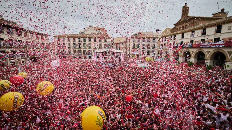 Lanzamiento del cohete de las fiestas de Santa Ana 2025 a cargo de los responsables de Protecci&oacute;n Civil de Tudela. PABLO LASAOSA