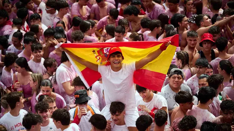 Lanzamiento del cohete de las fiestas de Santa Ana 2025 a cargo de los responsables de Protecci&oacute;n Civil de Tudela. PABLO LASAOSA