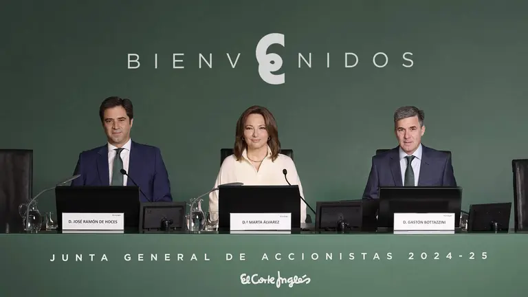 Marta Álvarez, en el centro, presidiendo la Junta General de Accionistas de El Corte Inglés. CEDIDA
