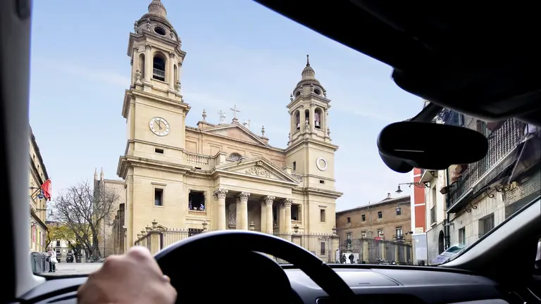Un vehículo circula por Pamplona.