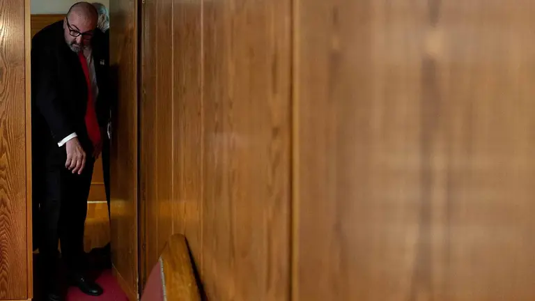 El exasesor del exministro José Luis Ábalos, Koldo García, a su llegada para comparecer en la Comisión del Senado sobre la investigación de las mascarillas durante el COVID-19, a 22 de abril de 2024, en Madrid (España). Las comparecencias en la comisión de investigación sobre la compra de material sanitario durante la pandemia han arrancado hoy en el Congreso y en el Senado. Como todos los comparecientes, el exasesor de Ábalos está obligado a presentarse ante la comisión, pero no tiene obligación de responder a los grupos parlamentarios al estar investigado por la Audiencia Nacional. Koldo también ha comparecido con otros posibles casos de corrupción, derivados de la trama investigada en la Operación Delorme.
22 ABRIL 2024;KOLDO GARCÍA;COMPARECENCIA;COMISIÓN DE INVESTIGACIÓN;SENADO;MASCARILLAS;COVID-19;CASO KOLDO;MADRID
Eduardo Parra / Europa Press
22/4/2024