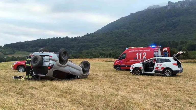 Fallece una joven de 19 años tras volcar su coche en una pista forestal de Iturmendi