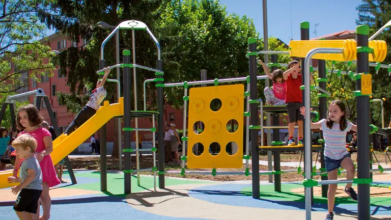 Imagen de archivo de unos columpios. AYUNTAMIENTO DE PAMPLONA