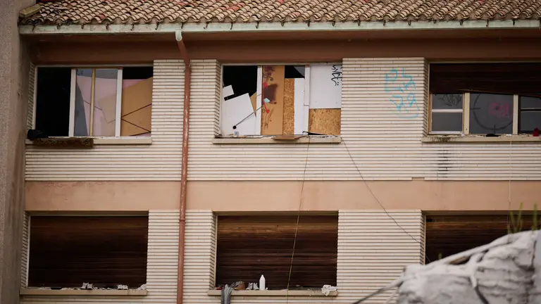 La Policía Municipal de Pamplona mantiene una vigilancia constante y permanente en el antiguo edificio de la antigua ikastola Jaso en la avenida de Aróstegui. PABLO LASAOSA
