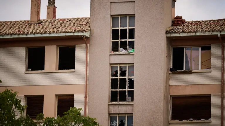 La Polic&iacute;a Municipal de Pamplona mantiene una vigilancia constante y permanente en el antiguo edificio de la antigua ikastola Jaso en la avenida de Ar&oacute;stegui. PABLO LASAOSA