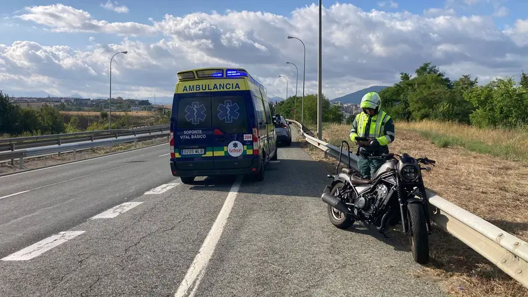 Un agente de la Guardia Civil junto a la motocicleta accidentada en Aranguren. GUARDIA CIVIL