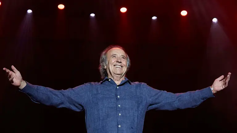 Concierto de la gira 'El vicio de cantar 1965-2022' de Joan Manuel Serrat, con la que se despIde de los escenarios, en el Navarra Arena de Pamplona. IÑIGO ALZUGARAY