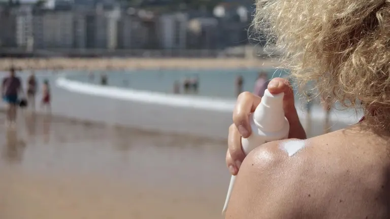 Los dermatólogos recomiendan evitar la exposición directa al sol en las horas centrales del día y, si es inevitable, hacerlo con protección solar alta. CLÍNICA UNIVERSIDAD DE NAVARRA