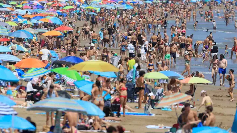 Cientos de personas disfrutan de la mañana de este sábado en la playa de la Malvarrosa, en Valencia. La Agencia Estatal de Meteorología (Aemet) prevé para hoy cielo poco nuboso o despejado, temperaturas mínimas con pocos cambios y máximas en ascenso, localmente notable en el interior del sur de Valencia. EFE/ Kai Forsterling