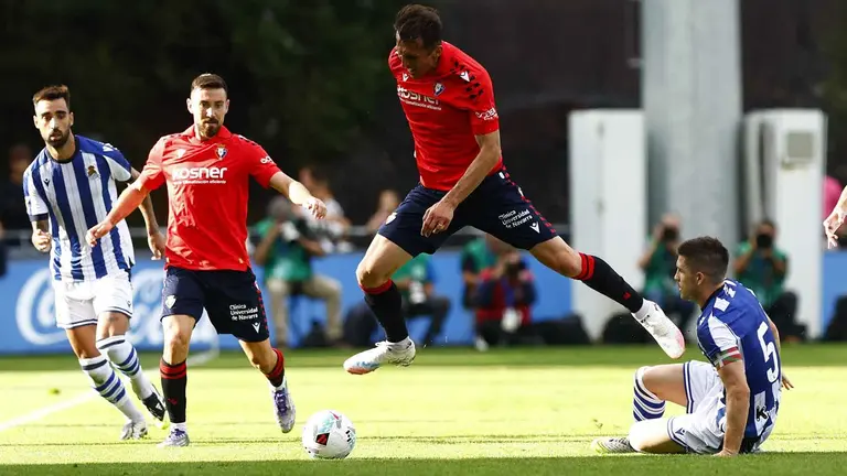 Moi Gómez y Ante Budimir, durante un momento del partido amistoso disputado en Zubieta entre Real Sociedad y Osasuna. CA OSASUNA