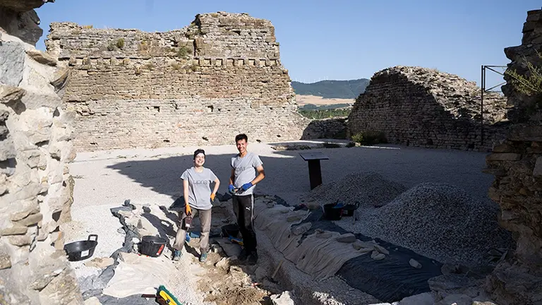 Dos estudiantes, Ane Pinzolas y Miguel Apesteguía, durante su trabajo en el Castillo de Tiebas. UNIVERSIDAD PÚBLICA DE NAVARRA