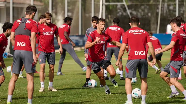 Los jugadores de Osasuna se entrenan en las instalaciones de Tajonar durante la pre temporada 25/26. PABLO LASAOSA