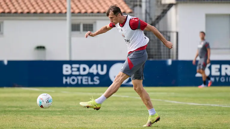 Los jugadores de Osasuna se entrenan en las instalaciones de Tajonar durante la pre temporada 25/26. PABLO LASAOSA