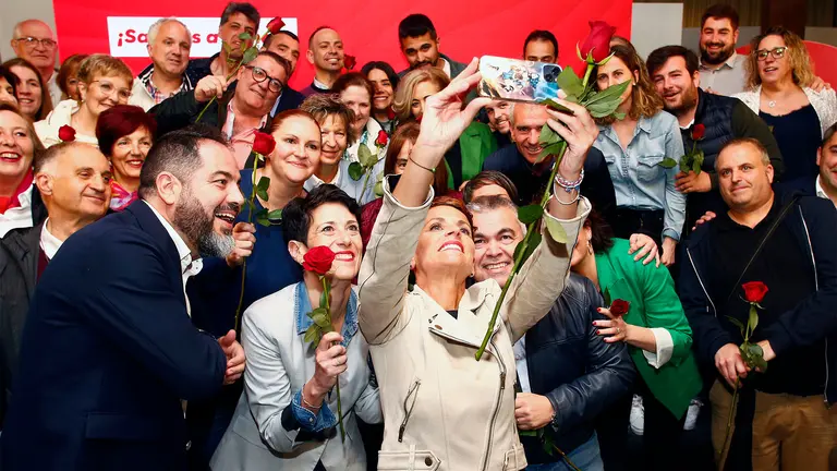 El secretario de organizaci&oacute;n del PSOE, Santos Cerdan acompa&ntilde;a a las candidatas a la presidencia del Gobierno de Navarra y a la alcald&iacute;a de Pamplona, Mar&iacute;a Chivite  y Elma Saiz, respectivamente, junto a Ram&oacute;n Alzorriz en el inicio de la campa&ntilde;a electoral que comienza esta noche y que finalizar&aacute; con las elecciones el pr&oacute;ximo 28 de marzo.EFE/ Jes&uacute;s Diges