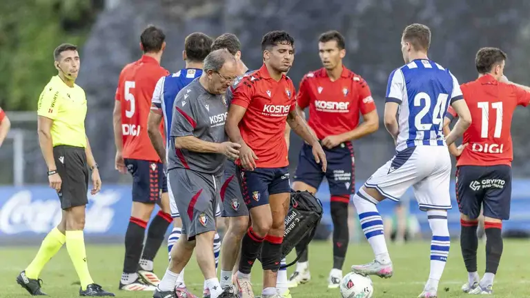 Iker Benito se retira del terreno de juego lesionado en el partido amistoso disputado en Zubieta contra la Real Sociedad. OSASUNA