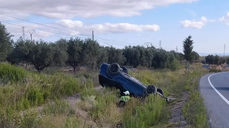 Imagen del coche volcado tras el accidente.
- BOMBEROS DE NAVARRA