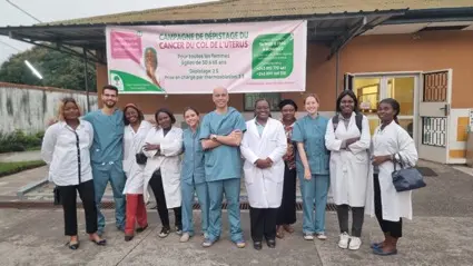 Equipo de voluntarios del Proyecto Elikia. En el centro, el Dr. Gabriel Reina, microbiólogo de la Clínica. CEDIDA