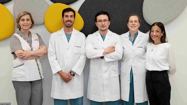 Los anestesistas Guillermo Miguel-Ruano, Carlos Puga y María Aymerich De Franceschi, junto a la enfermera Ana Iguarán y la administrativa Adriana Figueroa, parte del equipo líder de esta investigación. CUN