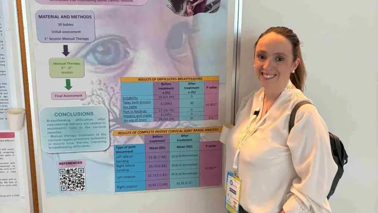 Izaskun Montori, junto al póster que resume su comunicación, en el Congreso Mundial de Fisioterapia de Tokio (Japón). UPNA