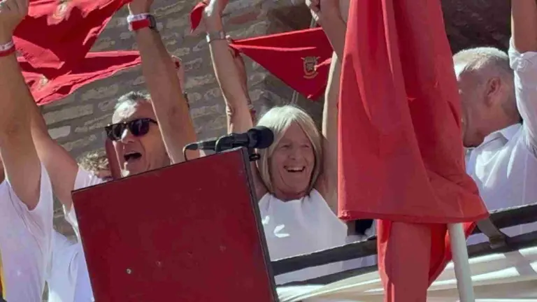 Instante previo al lanzamiento del cohete anunciador de las fiestas de San Esteban en Arguedas. AYUNTAMIENTO DE ARGUEDAS