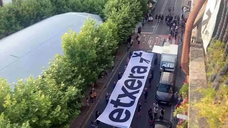 Manifestación por las calles de Echarri Aranaz durante las fiestas patronales.