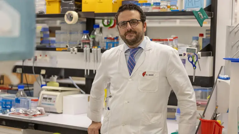 El Dr. Josepmaria Argemí, hepatólogo de la Clínica Universidad de Navarra, en su laboratorio del Cima. CEDIDA