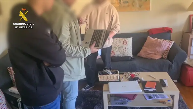 Dos detenidos por grabar y difundir im&aacute;genes de contenido sexual a 27 mujeres, tres de Navarra. GUARDIA CIVIL
