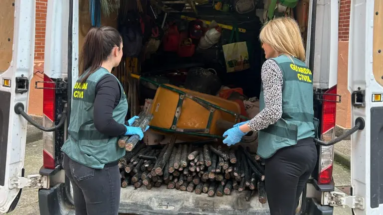 Dos agentes de la Guardia Civil con el cable recuperado. CEDIDA