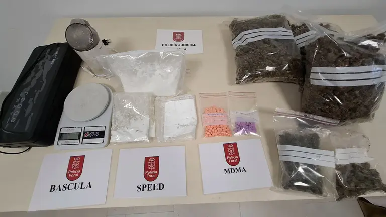 Evidencias del tr&aacute;fico de drogas incautadas. POLIC&Iacute;A FORAL