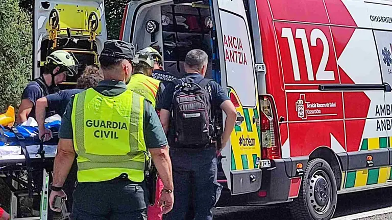 La ni&ntilde;a es subida a la ambulancia tras su rescate en la cueva. GUARDIA CIVIL