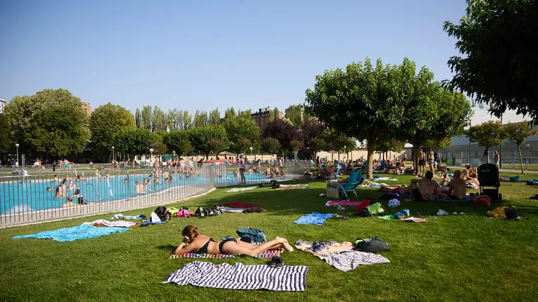 Una piscina de Pamplona durante la de calor de Agosto de 2025. I&Ntilde;IGO ALZUGARAY