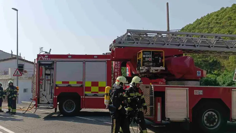 Los bomberos recogen el matrial tras la extinci&oacute;n del incendio en Mu&eacute;s (Navarra). BOMBEROS.