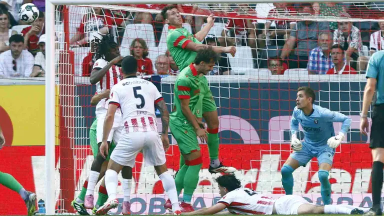 Jorge Herrando despeja de cabeza en el partido de pretemporada disputado por Osasuna en Alemania contra el Friburgo. OSASUNA