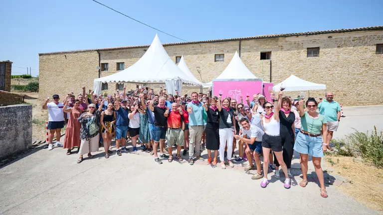 Imagen de familia de la celebraci&oacute;n en Eslava. CEDIDA