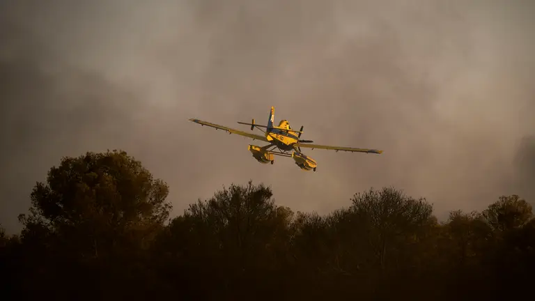 Efectivos de Bomberos, Polic&iacute;a Foral, Guardia Civil, aviones y helic&oacute;pteros trabajan para sofocar el incendio forestal declarado en Carcastillo. PABLO LASAOSA