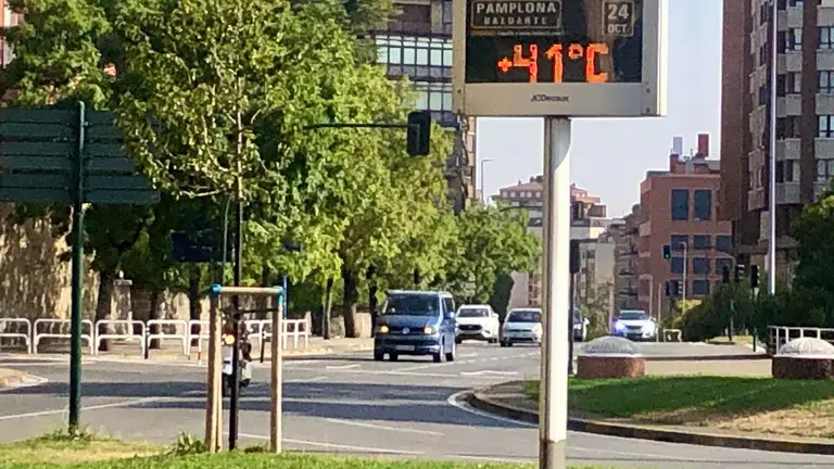 Un term&oacute;metro en la Plaza de los Fueros de Pamplona marca los 41 grados. I&Ntilde;IGO ALZUGARAY