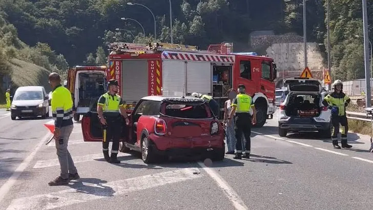 Imagen del lugar del accidente en el t&uacute;nel de Belate. BOMBEROS DE NAVARRA