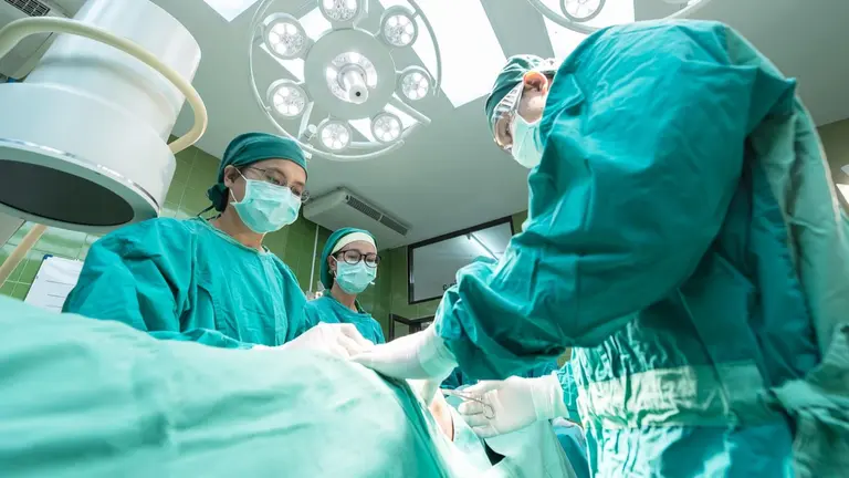 Imagen de archivo de unos cirujanos en un quir&oacute;fano de otro hospital. ARCHIVO