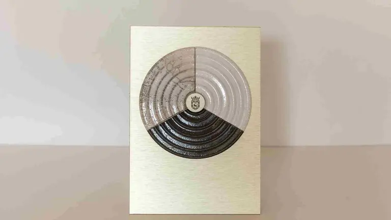 EL dise&ntilde;o ganador es 3ak1 y representa una visi&oacute;n sobria y elegante de la uni&oacute;n de los tres burgos a trav&eacute;s del c&iacute;rculo, s&iacute;mbolo universal de plenitud. AYUNTAMIENTO DE PAMPLONA