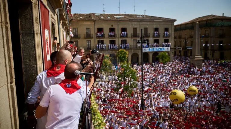 Cientos de personas participan en el chupinazo de fiestas de Tafalla 2025 a cargo de a Pe&ntilde;a Sport. PABLO LASAOSA