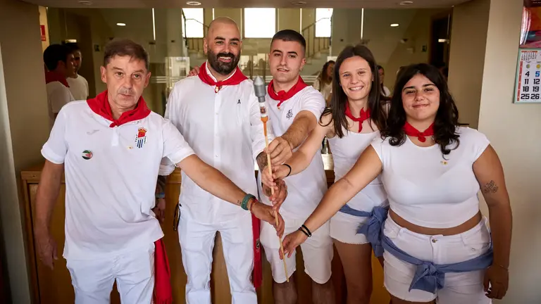 De izquierda a derecha, Santi Iba&ntilde;ez, miembro de la comisi&oacute;n del centenario de lape&ntilde;a Sport; Felipe Palacios, presidente; Javier Ozcariz, capit&aacute;n del primer equipo masculino; y las jugadoras Nerea Mart&iacute;nez y Carla Marina antes del lanzamiento del Chupinazo de Tafalla. PABLO LASAOSA