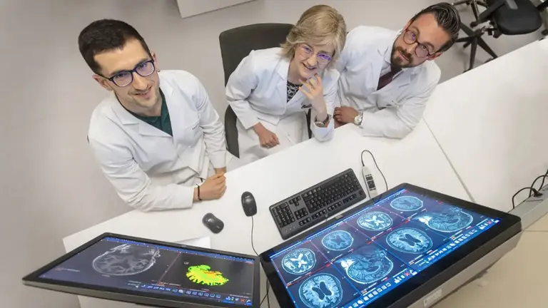 De izq. A dcha.: el investigador Eduardo Salinas y los doctores Mar&iacute;a Cruz Rodr&iacute;guez Oroz y Miguel Germ&aacute;n Borda, especialistas de la Cl&iacute;nica Universidad de Navarra. CL&Iacute;NICA UNIVERSIDAD DE NAVARRA