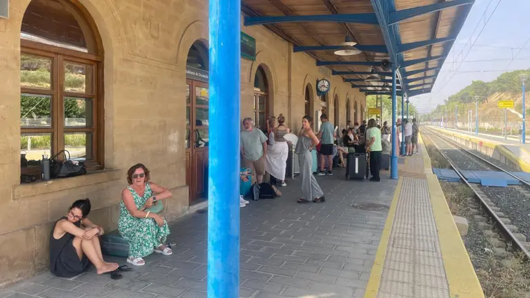 Decenas de personas esperan en la estaci&oacute;n de tren de Tafalla. CEDIDA